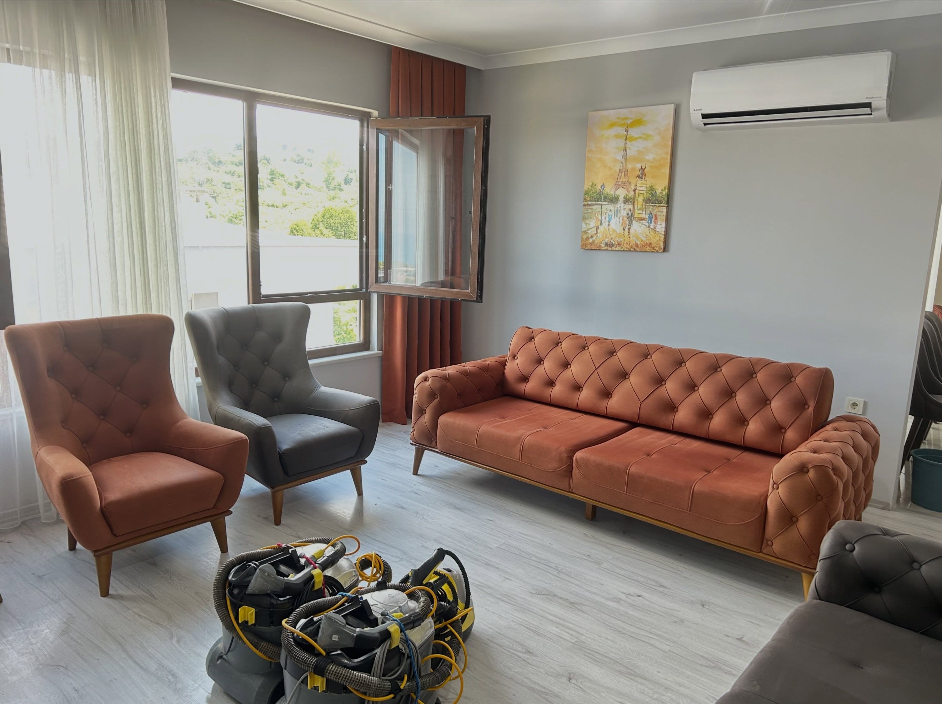 Buharla temizlenmiş salon koltuğu