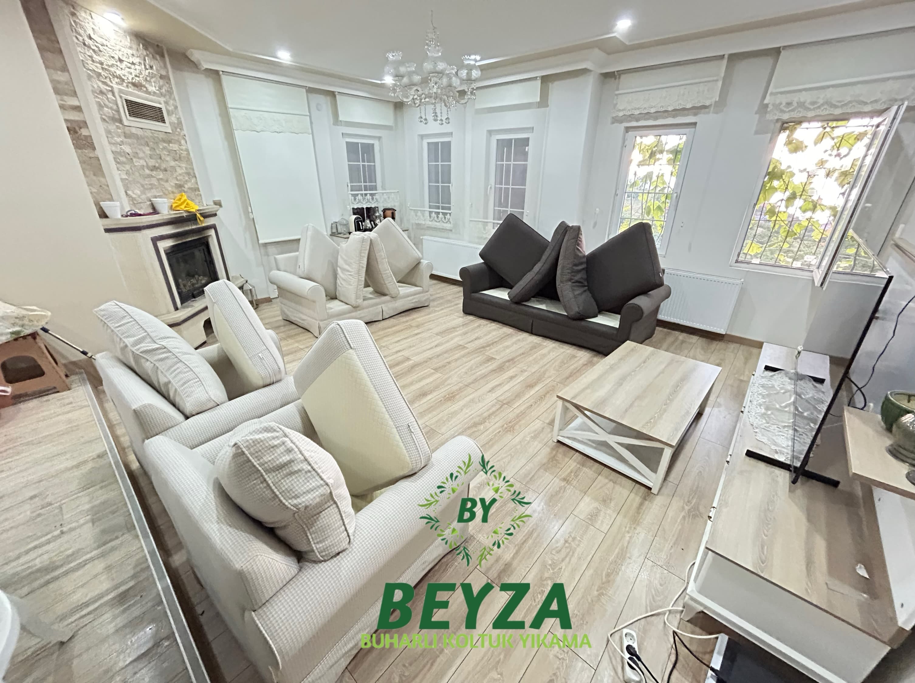 Buharla temizlenmiş krem oturma grubu, geniş salon