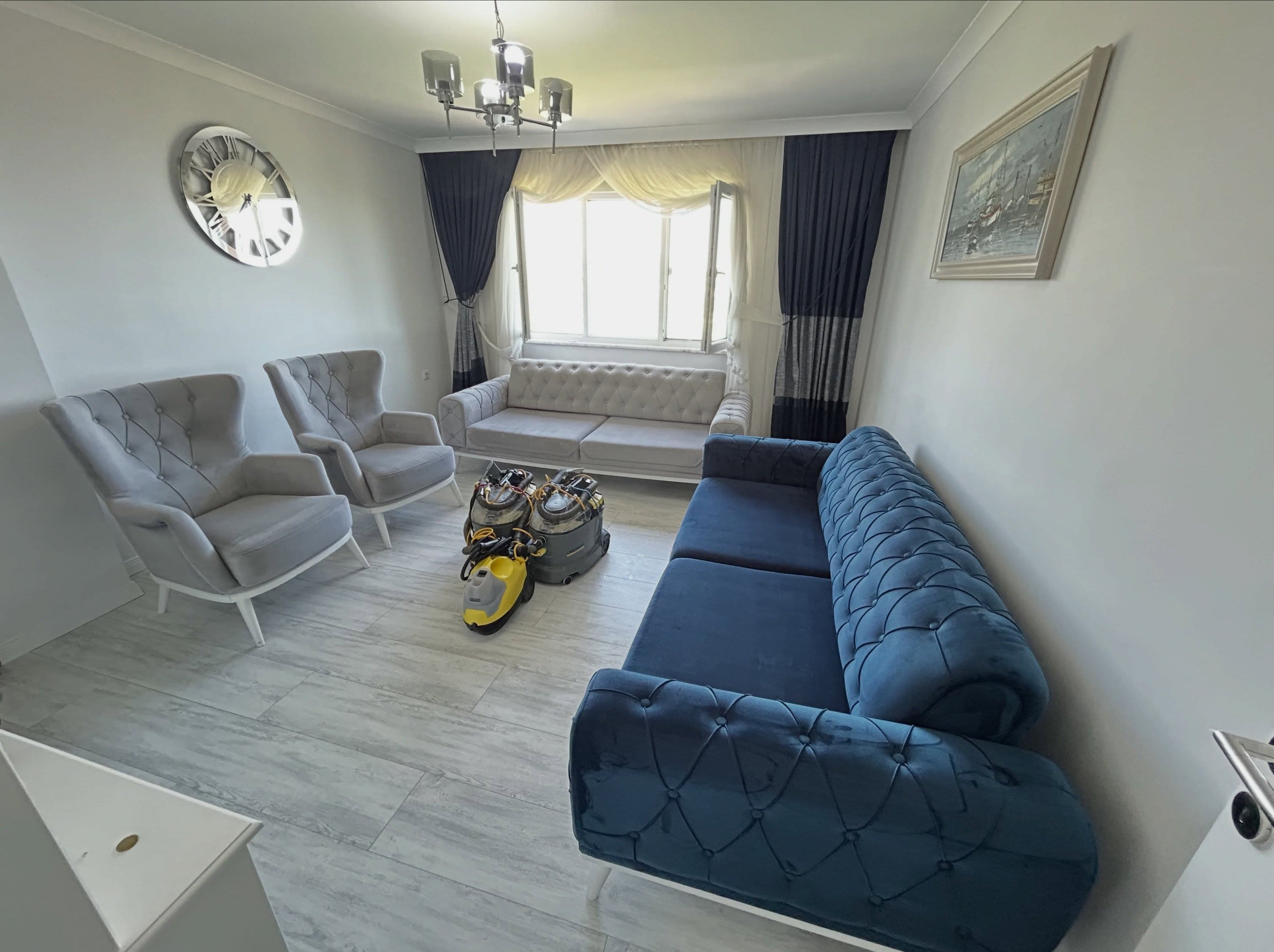 Lacivert chesterfield kanepenin buharlı bakımı