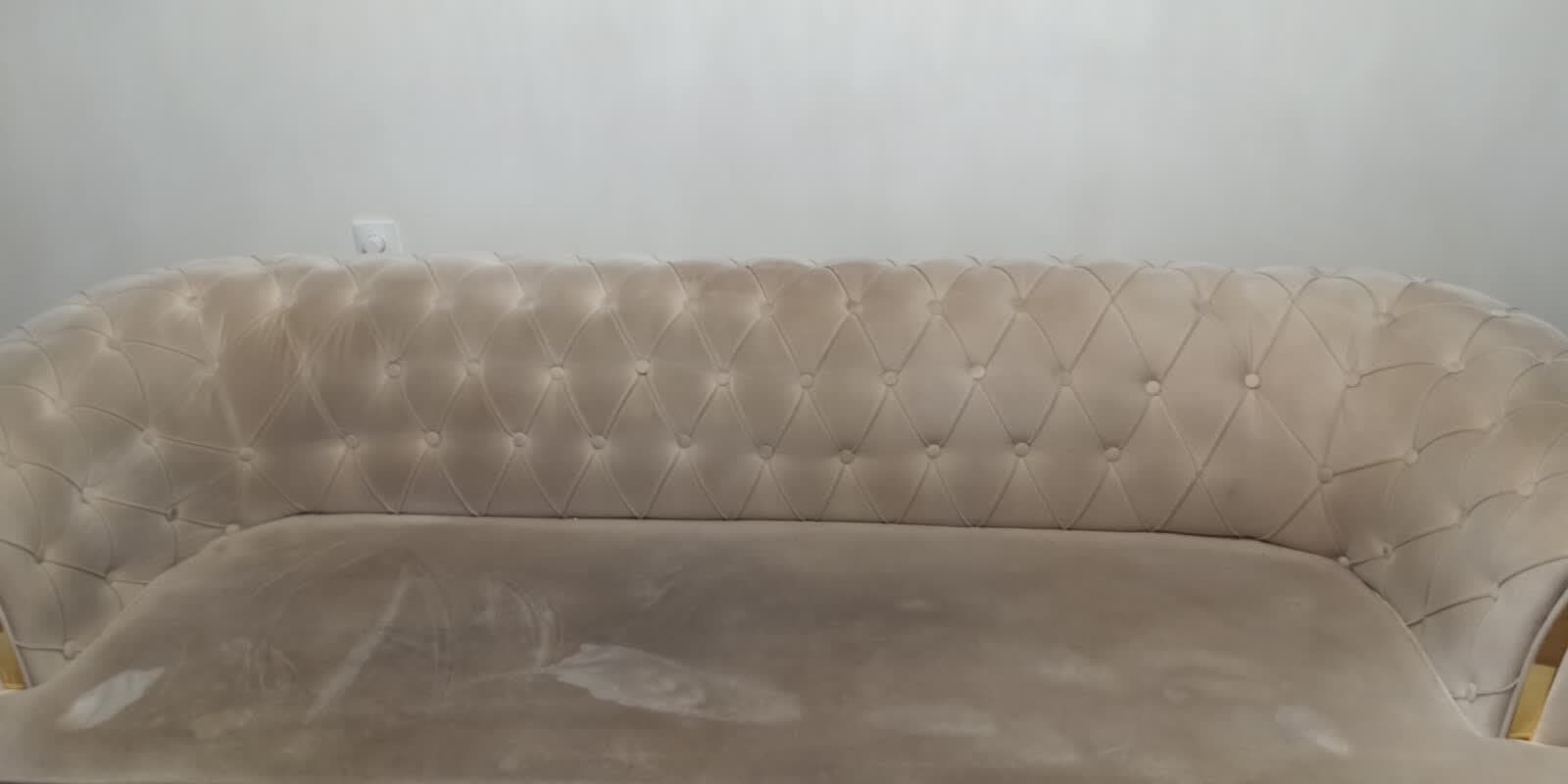 Krem kapitone koltuğun temizlik öncesi lekeli oturma minderi