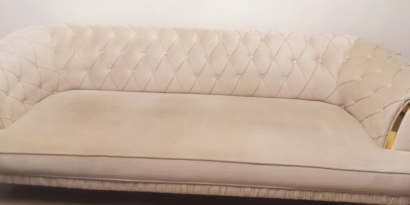 Aynı krem kapitone koltuğun buharlı temizlik sonrası tertemiz hâli