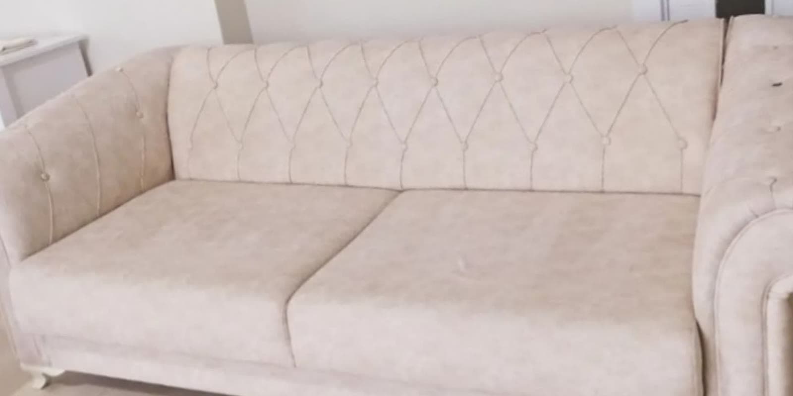 Aynı bej ikili koltuğun buharlı temizlik sonrası lekesiz hâli